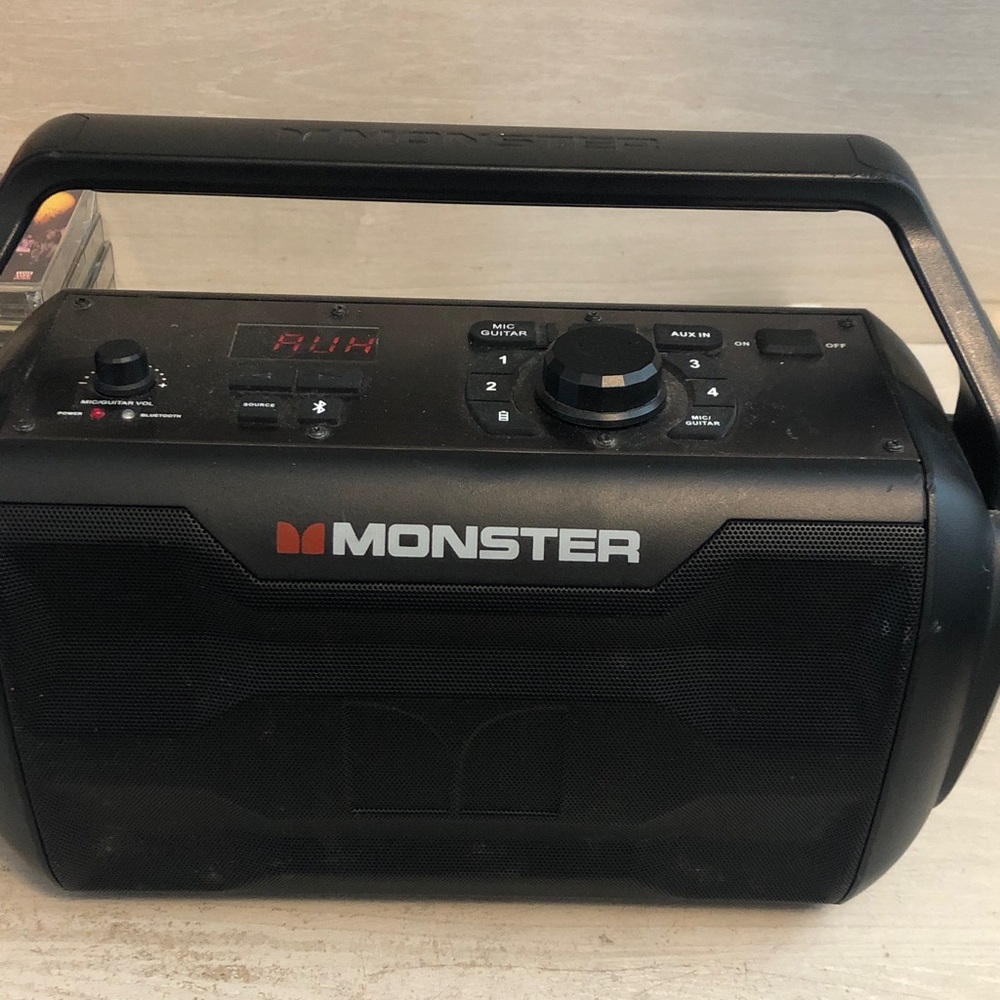 Monster MNMD-S Nomad Portable Indoor/Outdoor Bluetooth Wireless Speaker Pls Read